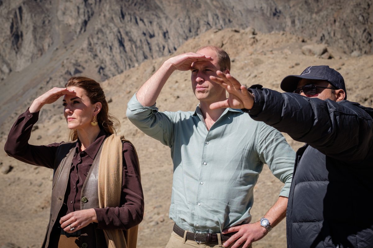 В комфортном наряде и необычном головном уборе: Кейт Миддлтон очаровала горных жителей Пакистана